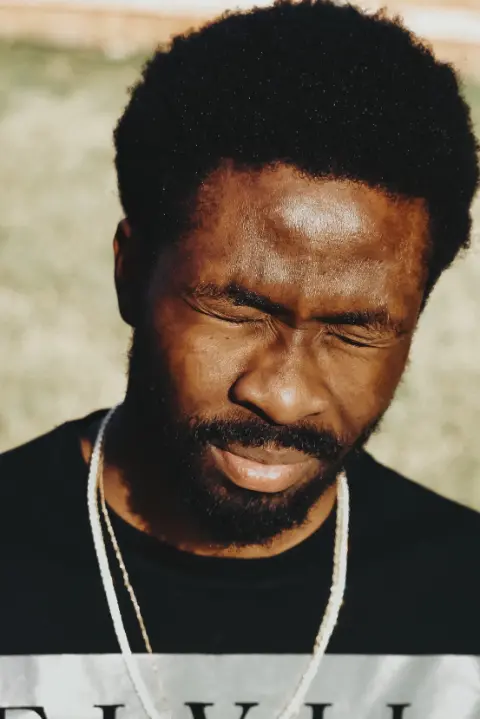 homme métis ébloui par le soleil